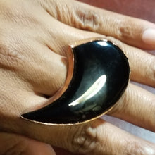 Load image into Gallery viewer, Black Onyx Stone Crescent Shape &amp; Copper Metal Ring Size 8
